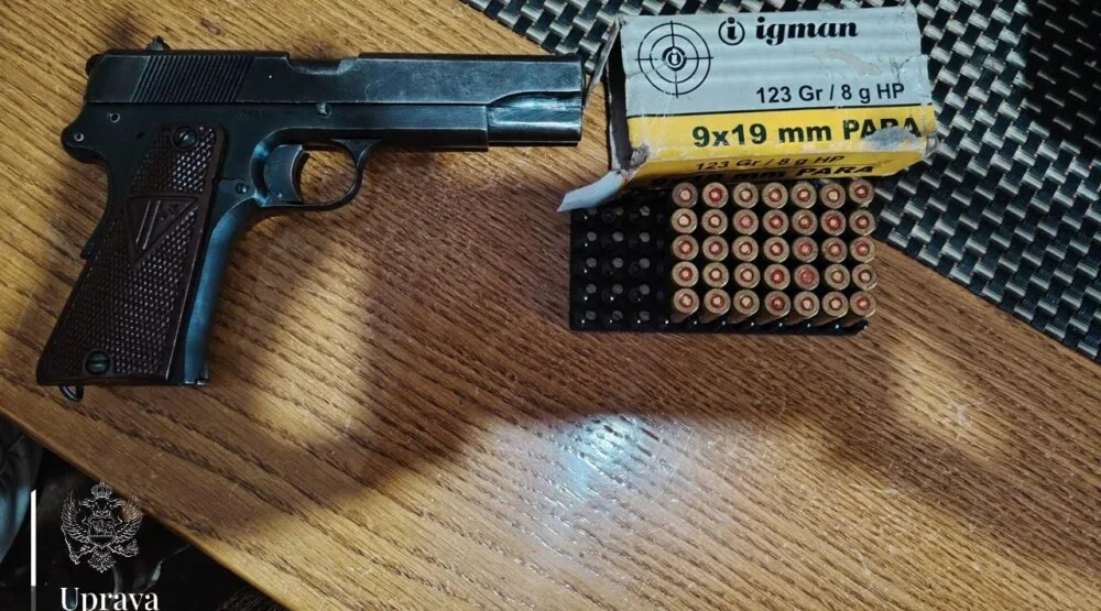 Oduzeto osam vozila, pištolji, lisice, sjekira, mačeta, palica…