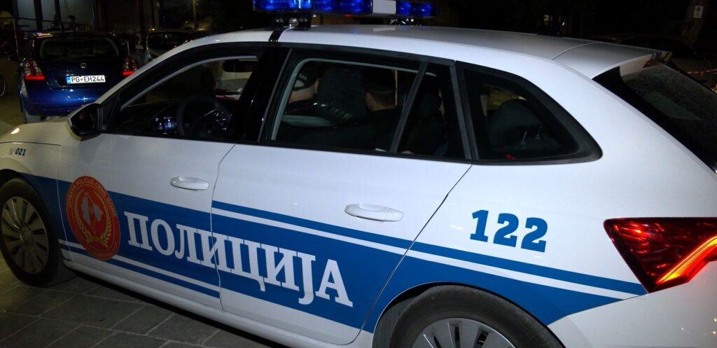 Podgorica: Uhapšena jedna osoba, kombijem prepriječio željezničku prugu