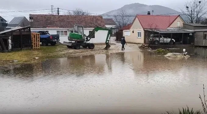 Nikšić: Vatrogasci-spasioci dnevno imali do 30 intervencija, spašavali i iz sniježnih nameta