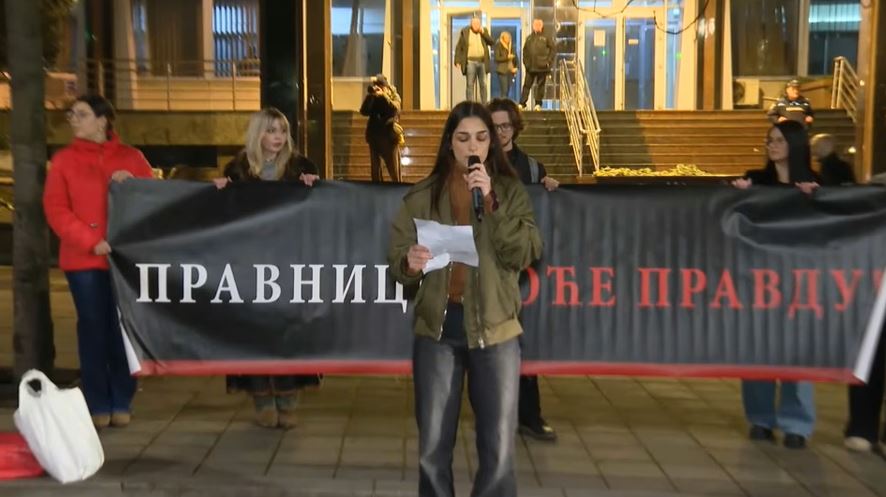 Beograd: Protestnom šetnjom studenti Pravnog fakulteta obilježili godišnjicu početka blokada, zatražili vanredne izbore