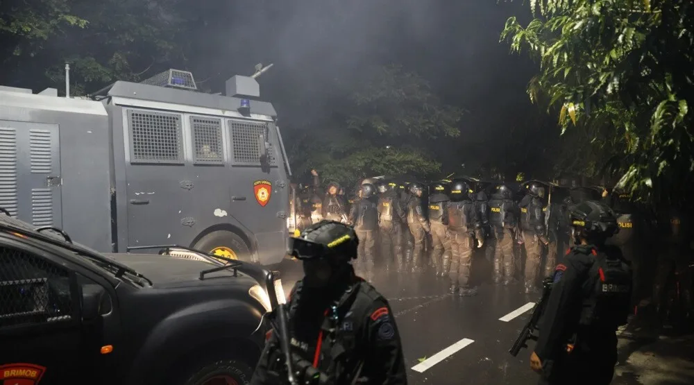 Protesti u Indoneziji: Opljačkana kuća ministarke finansija, zapaljena zgrada lokalne skupštine