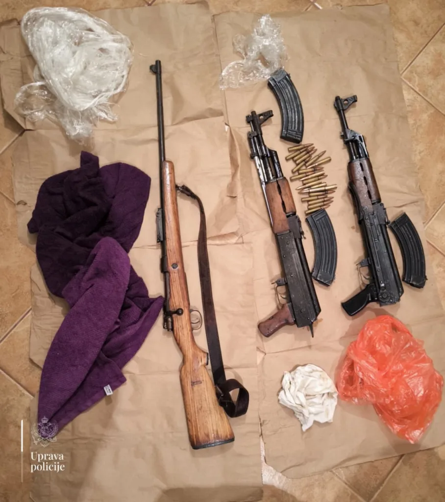 Automatske puške i municija pronađene kod osobe bliske OKG