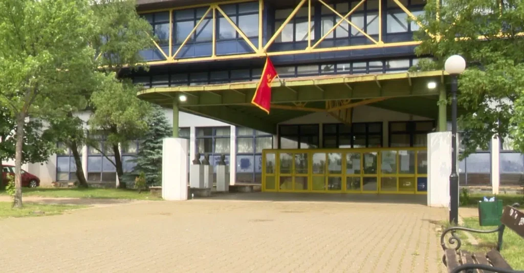 Lažne dojava o eksplozivnim napravama u nikšićkim školama, učenici u klupama