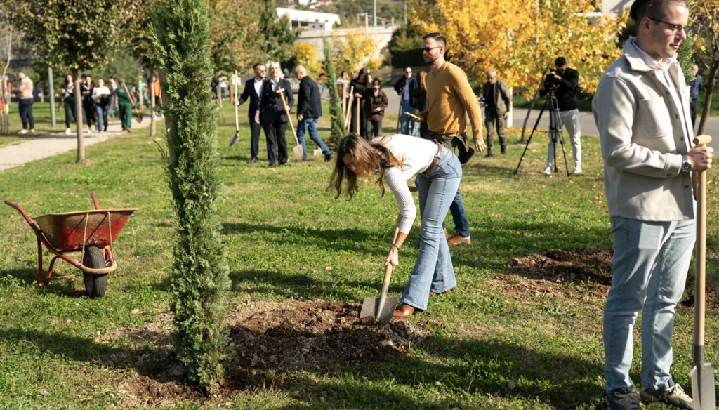 SPUCG: „Stablo znanja“ zasadilo više od 60 studenata u parku na Staroj Zlatici