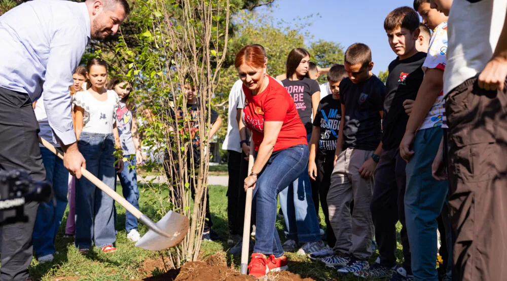 NVO “Gorani Podgorice” sa đacima ozeljenjavali dvorište Osnovne škole “Sutjeska”