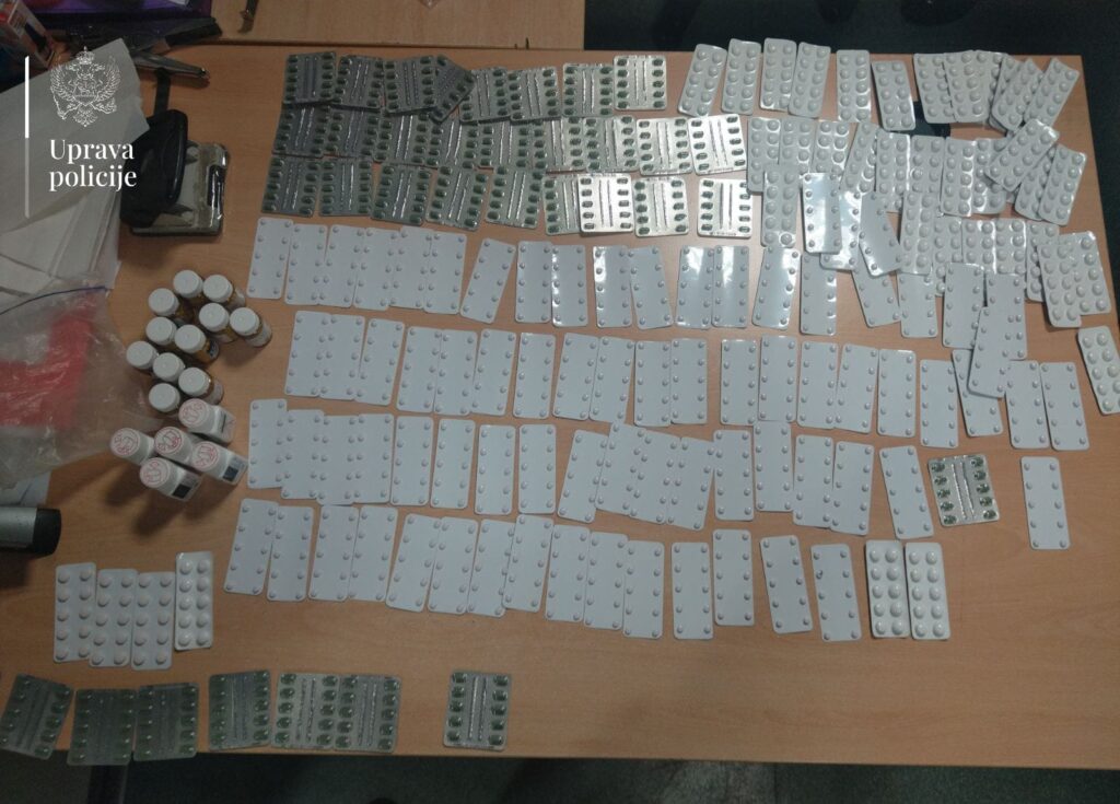 Na tivatskom aerodromu kod Grka pronađeno skoro 2.000 tableta sa liste opijata