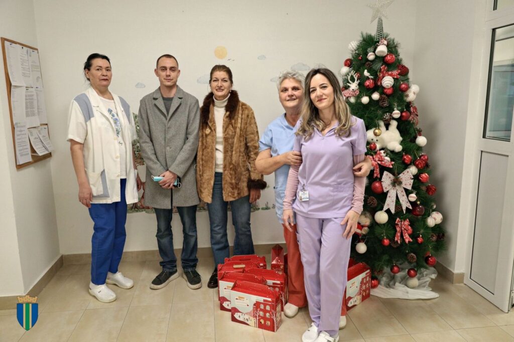 Opština Bar danas organizovala dodjelu paketića za 14 mališana