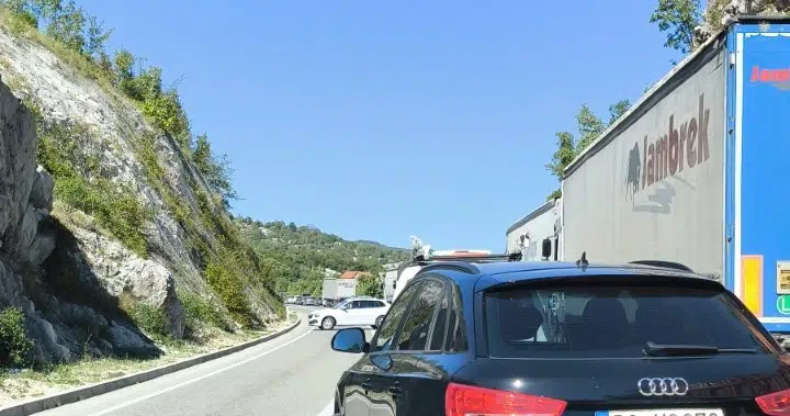 Udes na putu Nikšić-Danilovgrad, saobraćaj se, nakon prekida, zbog gužve odvija otežano