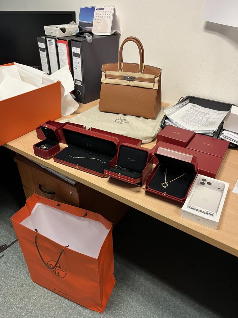 Na podgoričkom aerodromu zaplijenjena luksuzna roba vrijedna više od 20.000 dolara