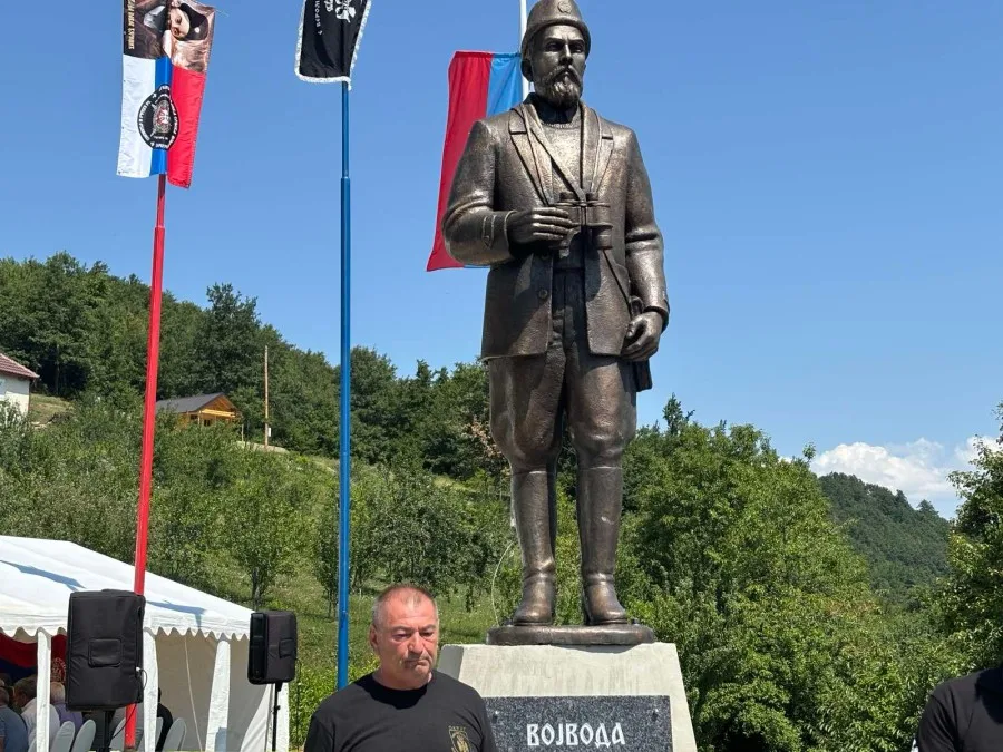 Spomenik Pavlu Đurišiću mještani izmjestili u crkvu, policija se uputila da ukloni postament