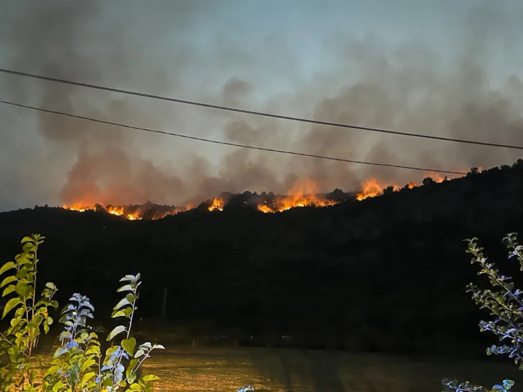 U Gornjim Mrkama i Tuzima prijete veliki požari, vatrogasci i vojska brane objekte