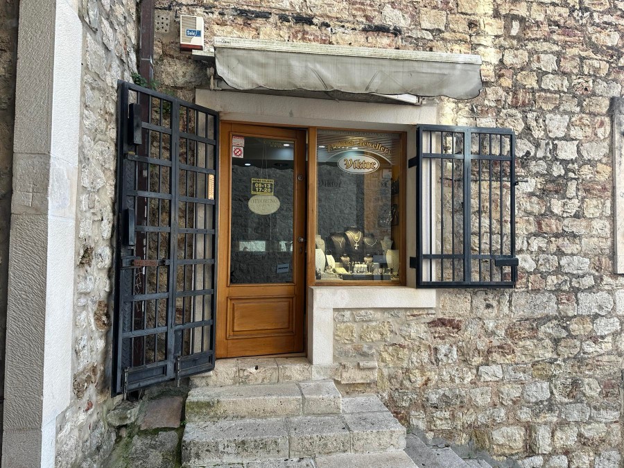 Herceg Novi: Ušao da opljačka zlataru, pa pobjegao nakon što je vlasnik izvadio pištolj