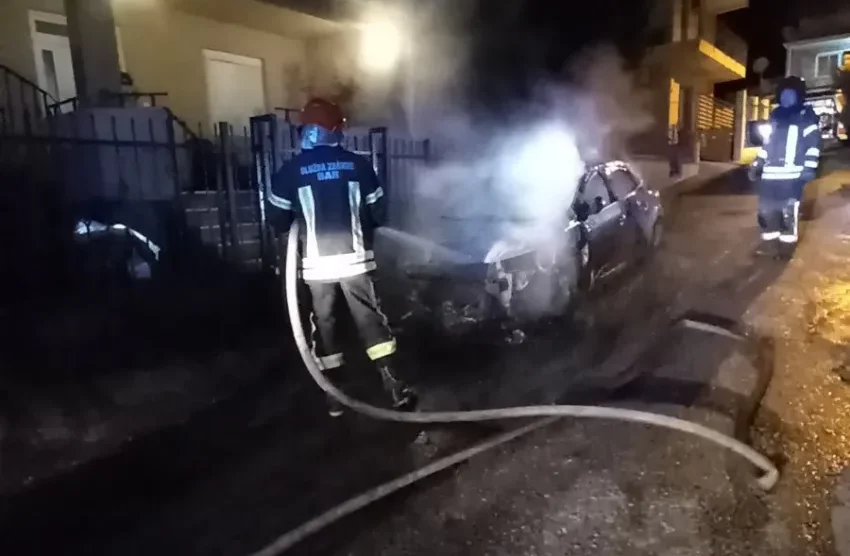 Bar: Izgorjelo vozilo ispred porodične kuće