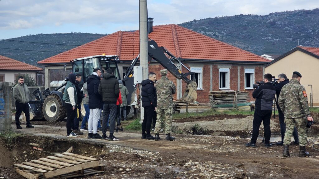 (VIDEO) Vojska postavlja pontonski most kako bi se riješio problem sa poplavama