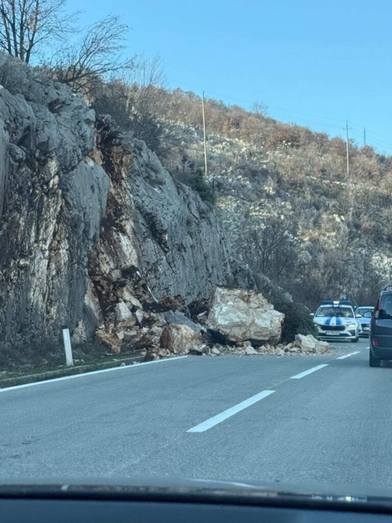 Odron kod Drenoštice, saobraćaj otežan