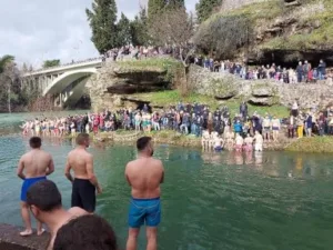 Danas širom Crne Gore tradicionalno plivanje za časni krst