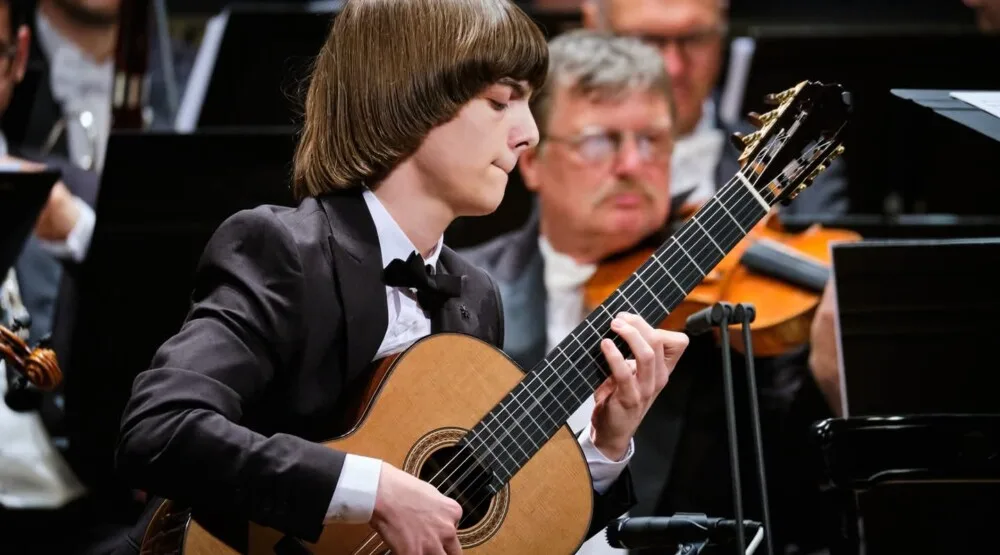 Od djedove misteriozne gitare na selu do evropskog vrha i istorije: Petar Nikolić je već veliki, a tek će da raste