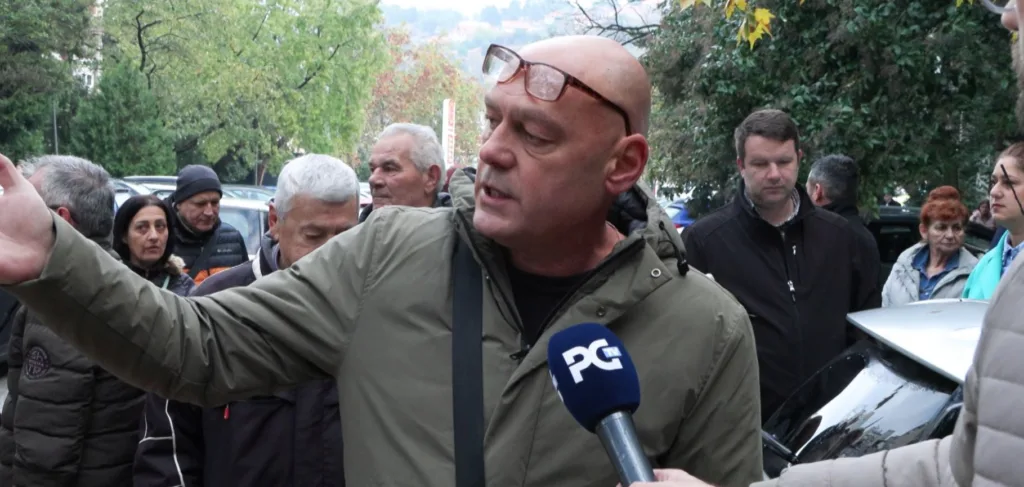 (VIDEO) Stanari negodovali zbog najave o postavljanju zaštitnih stubića: To će samo pogoršati saobraćajne probleme