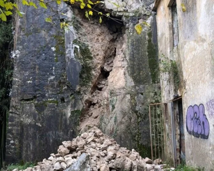 Herceg Novi: Obrušen zid nekadašnjeg bastiona podno Paviljona Gradske muzike